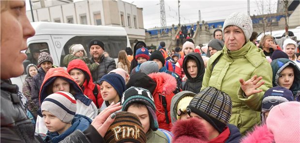 Versorgung von Flüchtlingen: Warum gerade die Pädiatrie gefordert ist Ankunft von flüchtenden Kindern in Lviv. Viele sind ohne Elternteil oder andere Familienangehörige unterwegs.