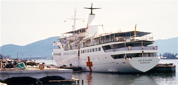 Außergewöhnlich: der DRK-Einsatz „Mission Menschlichkeit“ Anlaufstelle für 12.000 Menschen in Saigon und Da Nang: das Hospitalschiff Helgoland.