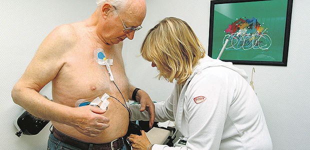 Vorhofflimmern lässt sich abspecken Anlegen des Langzeit-EKG zur Diagnostik von Herzrhythmus-Störungen: Lebensstiländerungen sind eine effektive Möglichkeit, Vorhofflimmern zu reduzieren.