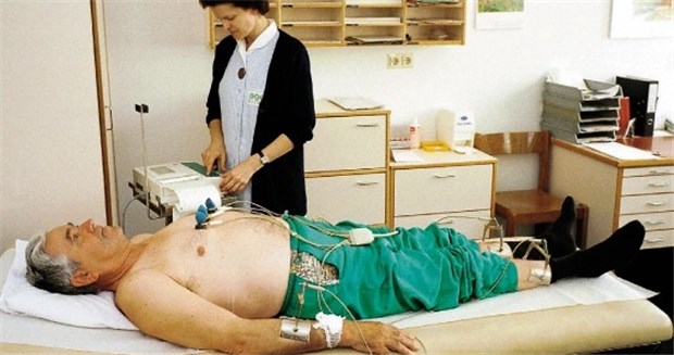 Schutz vor Schlaganfall bei Vorhofflimmern - der dornige Weg zum idealen Antikoagulans Anlegen eines EKGs. Damit lässt sich Vorhofflimmern nachweisen.