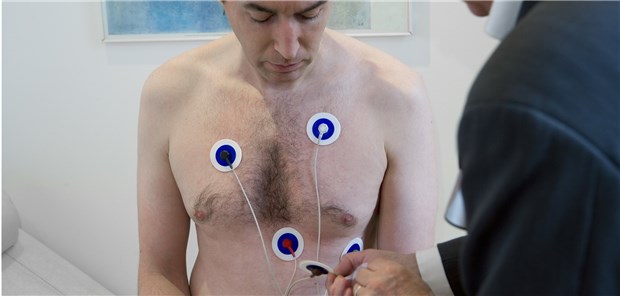 Anlegen eines Langzeit-EKGs: Leitlinien empfehlen bei Patienten nach kryptogenem Schlaganfall ein Monitoring über 72 Stunden.