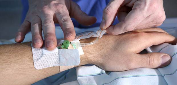Angeworben und enttäuscht Anlegen eines Venenzugangs. Ausländischen Pflegekräften werden in Deutschland oft nicht so viele Kompetenzen zuerkannt wie in ihrer Heimat.