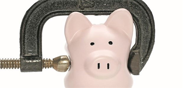 So sichern sich Anleger ab Anleger befinden sich derzeit im Schraubstock zwischen Nullzinsen und steigender Inflation.