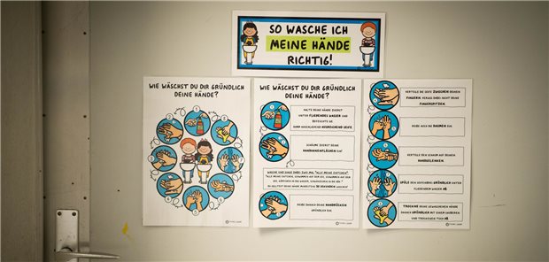 Eltern: Schulen und Kitas haben aus Corona nichts gelernt Anleitungen zum Händewaschen wurden anfangs der Pandemie überall - auch in Schulen - aufgehängt. Mehr als die Plakate ist in vielen Anstalten und Kindergärten von Hygienekonzepten nicht mehr übrig, heißt es in Thüringen.