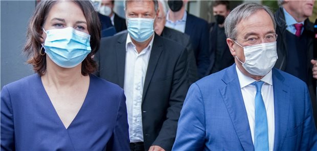 Union und Grüne begegnen sich reserviert Annalena Baerbock und Robert Habeck, beide Co-Bundesvorsitzende von Bündnis 90/Die Grünen, und Armin Laschet, CDU-Bundesvorsitzender, am Dienstag nach dem Sondierungsgespräch. (von links nach rechts)