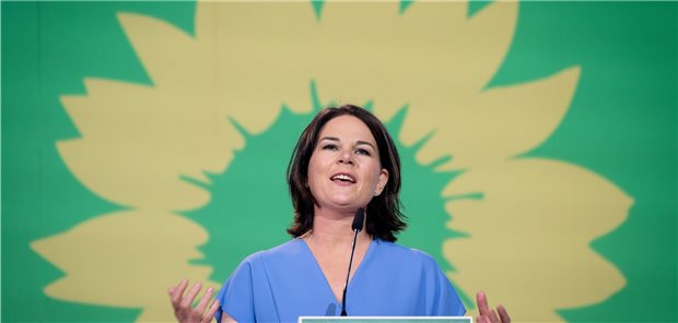 So sehen die Grünen die Gesundheitsversorgung der Zukunft Annalena Baerbock wurde im Rahmen des Parteitages von Bündnis 90/Die Grünen mit großer Mehrheit als Kanzlerkandidatin bestätigt.