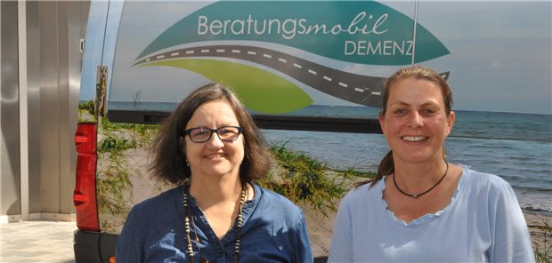 Anne Brandt (links) und Silke Steinke, beide von der Alzheimer Gesellschaft Schleswig-Holstein, waren in das Projekt Demenz-Mobil involviert