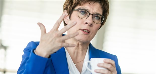 Kramp-Karrenbauer will möglichst einheitliche Corona-Ausstiegsregeln Annegret Kramp-Karrenbauer, CDU-Bundesvorsitzende und Verteidigungsministerin, hat breite Unterstützung der Bundeswehr beim schrittweisen Ausstieg aus den Beschränkungen im Kampf gegen die Corona-Krise angeboten.