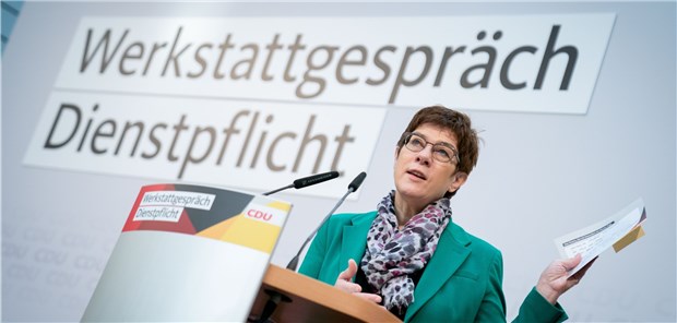 AKK will Dienstpflicht auch für Frauen und Migranten Annegret Kramp-Karrenbauer (CDU) bei der Eröffnung der Werkstattgesprächs der CDUt. Die CDU-Vorsitzende hatte noch als Generalsekretärin ihrer Partei einen solchen Dienst ins Gespräch gebracht.