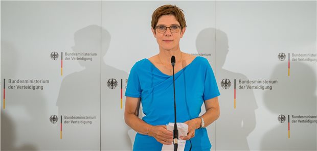 Schärfere Vorgaben beim Mundschutz? Annegret Kramp-Karrenbauer (CDU) hatte sich am Wochenende für eine Maskenpflicht auch am Arbeitsplatz ausgesprochen.