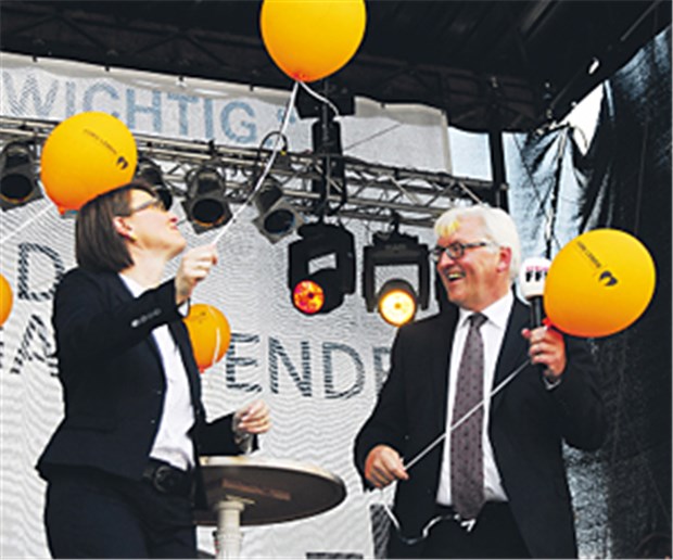 "Bitte helfen Sie mit - und spenden Sie Leben!" Annette Widmann-Mauz, Parlamentarische Staatssekretärin im BMG, und Frank-Walter Steinmeier werben in Frankfurt für Organspenden.