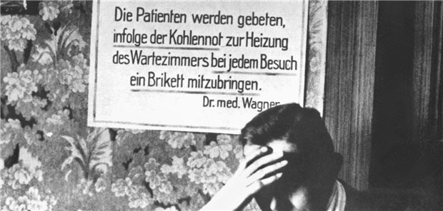 Anno 1923: Wegen der Kohlennot werden die Patienten aufgefordert, bei jedem Besuch ein Brikett für die Heizung des Wartezimmers mitzubringen.