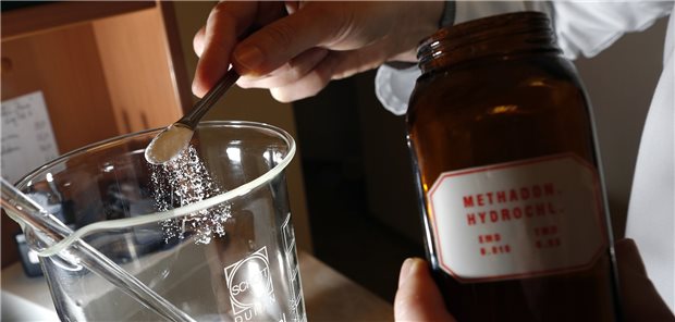 Anrühren eines Substitutionsmittels für den Gebrauch: Wer mit Drogenersatzstoffen fahrlässig umgeht, kommt bekanntlich in Teufels Küche. Das hat jetzt auch eine Ärztin schmerzlich zu spüren bekommen, die mit L-Polamidon und Subutex gearbeitet hat, ohne alle Vorgaben zu beachten.