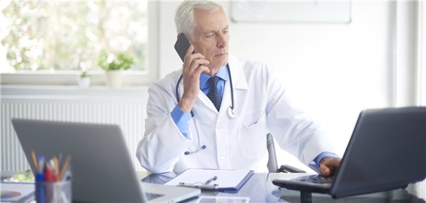 Anruf zur Hotline? Nicht in allen Praxen ist der Start der eAU reibungslos verlaufen, aber die eAU-Zahlen sind seit Juli drastisch gestiegen.