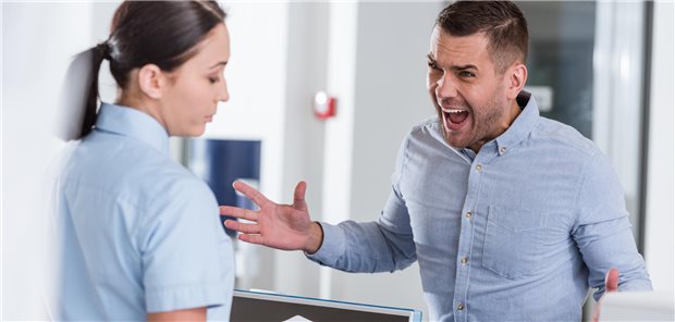 Anschreien, beschimpfen, treten: Schmähungen und tätlichen Angriffen sehen sich Ärzte und Praxisteams zunehmend gegenüber.