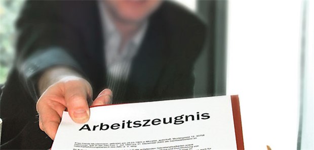 Anspruch auf ein Arbeitszeugnis hat jeder Mitarbeiter. Wer es unterschreibt, ist Sache des Arbeitgebers.