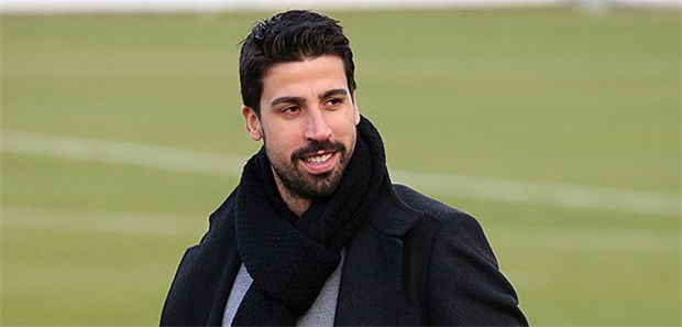 Herzprobleme stoppen Khedira Anstatt am Mittwochabend mit dem italienischen Meister im Achtelfinal-Hinspiel der Königsklasse in Madrid seinen sportlichen Neuanfang zu forcieren, musste Sami Khedira einen intensiven Medizincheck absolvieren und wurde anschließend operiert.