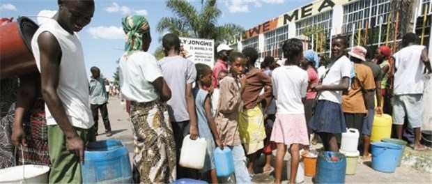 Anstehen in der Hauptstadt Harare nach sauberem Wasser.