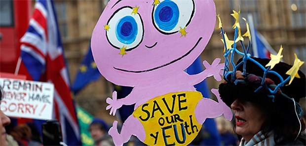 Der Brexit – Ein Politkrimi im Shakespeare-Stil Anti-Brexit-Demonstranten stehen vor dem Parlamentsgebäude in Westminster während der Abstimmung über das Brexit-Abkommen der Premierministerin.