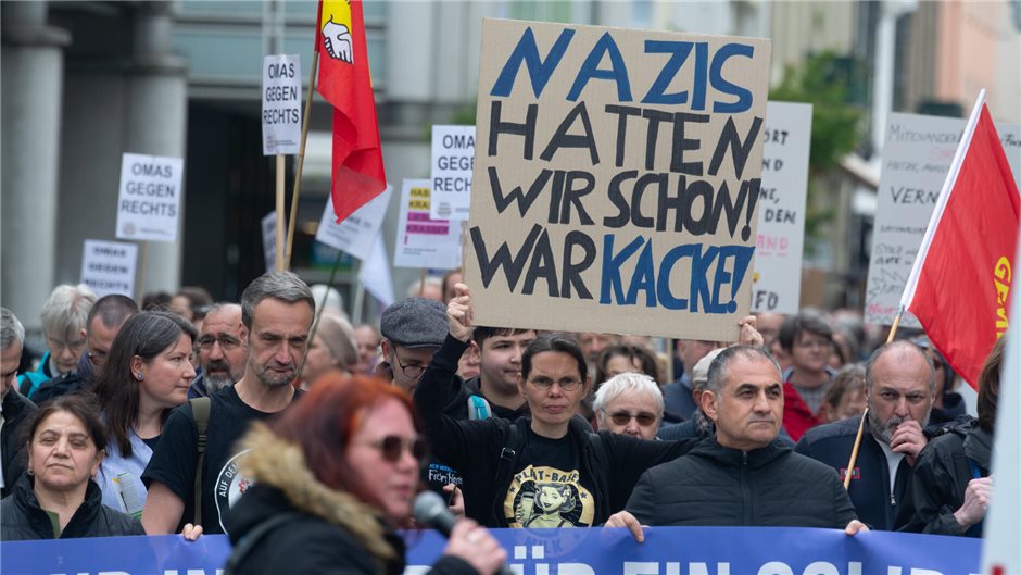 Anti-Nazi-Plakat bei einer Demonstration gegen die AfD am 27. April in Wuppertal...