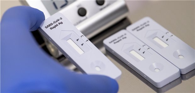 Die Krux der hilfreichen Corona-Antigen-Schnelltests Antigen-Schnelltest: Sie sind nicht immer der Weisheit letzter Schluss, aber zum Beispiel für Besucher in Pflegeheimen oder für regelmäßige Tests bei Klinikpersonal gut geeignet, sagt der Virologe Christian Drosten.
