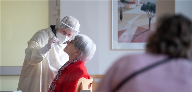Nicht alle Labore nehmen Coronatest-Konkurrenz gelassen Antigen-Schnelltest beim Besuch einer Angehörigen im Alten- und Pflegeheim am Haus am Maienplatz in Böblingen.