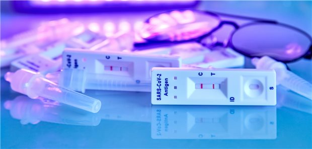 Antigen-Test zweifelsfrei positiv: Je länger der Abstand zur Impfung oder zur Infektion, desto höher ist das (erneute) Erkrankungsrisiko.