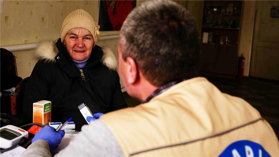 Antonina im Gespräch mit Arzt Ihor