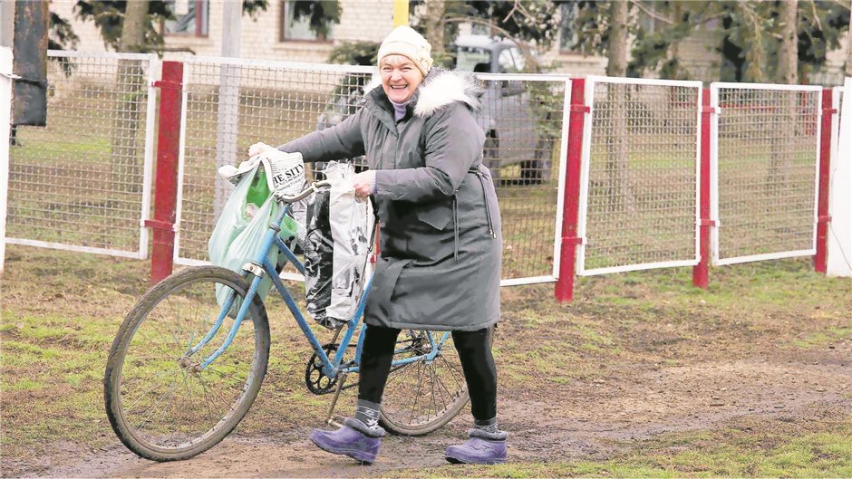Antonina mit ihrem Fahrrad
