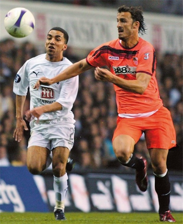 Herzstillstand auf dem Fußballplatz Antonio Puerta (rechts) beim UEFA Cup im April 2007. Monate später bricht er auf dem Platz bei einem Spiel in Sevilla zusammen.