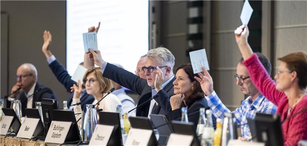 Antragsmarathon auf dem Hausärztinnen- und Hausärztetag in Berlin. Mit dabei: die Vorsitzenden Dr. Markus Beier und Professorin Nicola Buhlinger-Göpfarth (Mitte).