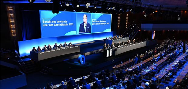 apoBank-Vorstandschef Matthias Schellenberg präsentiert den Delegierten bei der Vertreterversammlung der Genossenschaftsbank in Düsseldorf die Geschäftszahlen