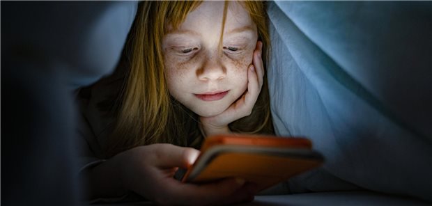 Zu lange am Smartphone: Jedes zweite Kind klagt über Beschwerden Apollo-Umfrage: Mehr als die Hälfte der deutschen Kinder und Jugendlichen zwischen 4 und 14 Jahren leidet unter Beschwerden, die auf die übermäßige Nutzung von Handy, Tablet & Co. zurückzuführen sind.
