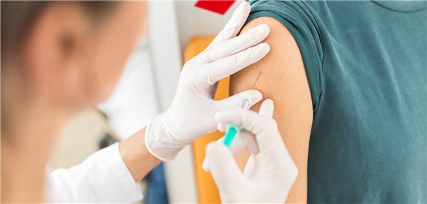 Apotheken und GKV-Spitzenverband sind sich noch nicht über einen Rahmenvertrag zur Corona-Impfung in Apotheken einig geworden. (Symbolbild)