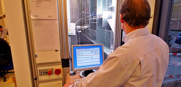 Der Kampf unter den Apotheken Apotheker am Kommissionierautomat: Nicht jeder Offizinbetreiber kann sich Hightech leisten.