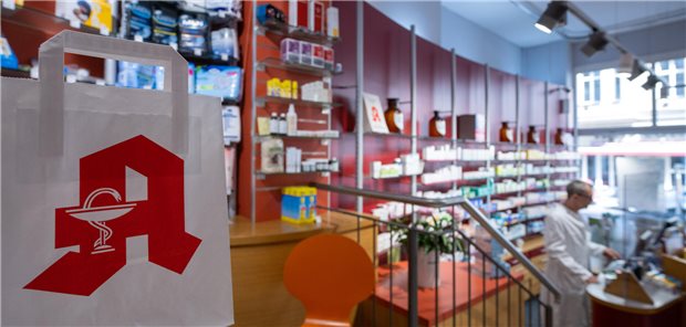 Arzneien ohne ärztliche Verordnung: Ärzteschaft protestiert mit Offenem Brief Apotheker am Tresen. Über den soll es keine Abgabe von Medikamenten in der Eigenverantwortung der Apotheken geben dürfen, fordern die Standesorganisationen und Verbände der Ärzteschaft.