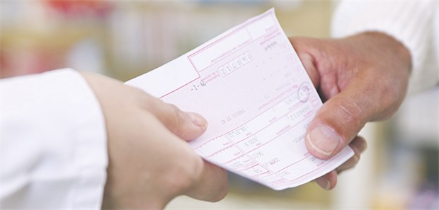 Der Kassenstempel nervt! Apotheker nehmen nur vollständig ausgefüllte Rezepte entgegen, sonst verlieren sie Geld.
