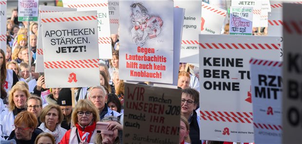Apotheker und Mitarbeiter demonstrieren in Hannover auf dem Ernst-August-Platz vor dem Hauptbahnhof. Mit geschlossenen Apotheken in ganz Norddeutschland und einer zentralen Kundgebung in Hannover protestieren Apotheker gegen Einsparungen und stagnierende Honorare.