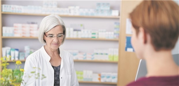 Wie gelingt bessere Kommunikation? Apothekerin, Patientin, Rezept: Oft sind Rückfragen beim Arzt erforderlich.