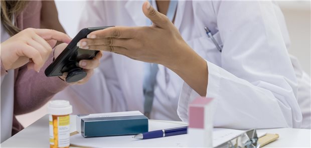 App auf Rezept: Seit Kurzem zu Lasten der Kassen möglich. Das überfällige EBM-Honorar hat jetzt – nach vergeblichen Verhandlungen zwischen KBV und GKV-Spitzenverband – der um drei neutrale Mitglieder erweiterte Bewertungsausschuss festgelegt.