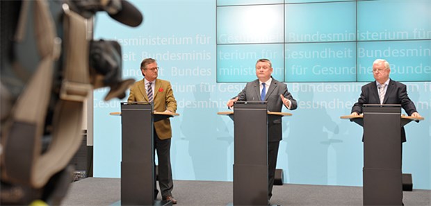 Gröhe appelliert an Ärzte Appel an Ärzte: BÄK-Chef Montgomery, Bundesgesundheitsminister Gröhe und DRK-Präsident Seiters (v.l.).