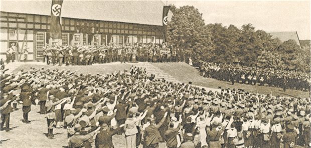 Wo Ärzte die Ideologie der Nazis lernten Appell und Hitlergruß in Alt Rehse während der Nazizeit.