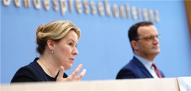 Spahn und Giffey werben um Unterstützung bei Betreuung von Demenzkranken Appellieren gemeinsam an Hausärzte, Angehörige von Demenzkranken auf Unterstützungsangebote hinzuweisen: Bundesfamilienministerin Franziska Giffey (links) und Bundesgesundheitsminister Jens Spahn (rechts)