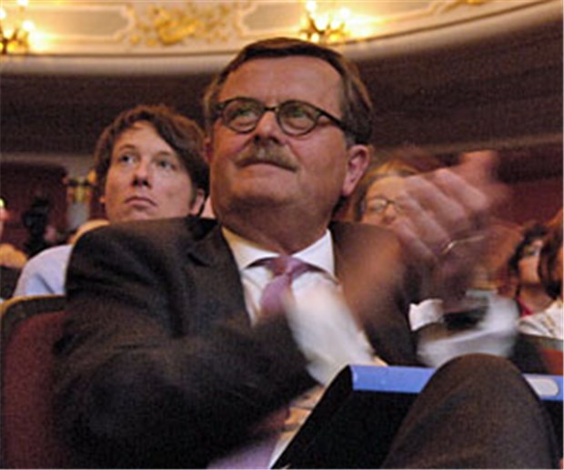 Kassenfinanzen: Jetzt soll es die BÄK richten Applaus vom Präsidenten: die BÄK soll ein eigenes Finanzkonzept für die GKV erarbeiten.