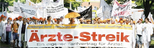 "Mehr politischer als materieller Erfolg" April 2006: Streikende Ärzte ziehen durch Dortmund. Vor allem durch geschlossenes Auftreten verschafften sich die Kliniker Respekt.