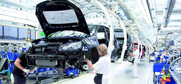 Bandarbeiter unter Beobachtung Arbeit am Band bei VW: Um die Gesundheit kümmern sich Ergo- und Physiotherapeuten.