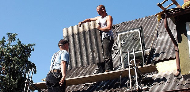 Nur selten offiziell anerkannt Arbeit auf dem Asbestdach: Wird Staub des Materials eingeatmet kann es zur Asbestose kommen - im schlimmsten Fall entsteht Lungenkrebs.