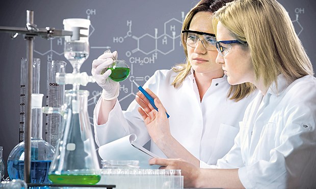 Umweltgifte fördern Morbus Parkinson Arbeit im Chemielabor: Für Trichlorethylen und Perchlorethylen wurde ein erhöhtes Parkinson-Risiko gefunden.