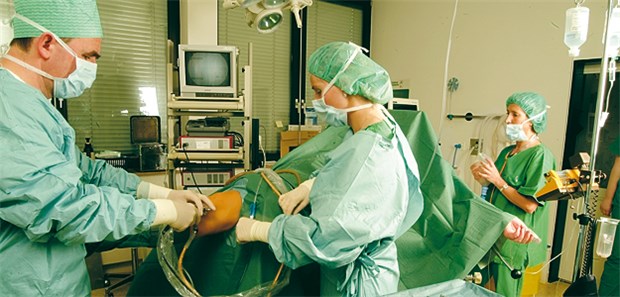 Noch längst nicht Standard Arbeit im Op: die Versorgungsqualität in den Kliniken des Rheinlands hat sich nach AOK-Daten deutlich verbessert.