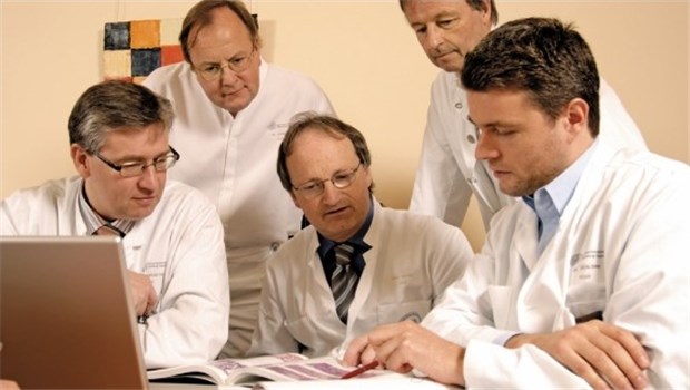 Experten fordern Ausbau der Palliativversorgung Arbeit im Tumorboard: Die Onkologischen Spitzenzentren sollen neue Standards in der Behandlung setzen - und dabei auch die Niedergelassenen integrieren.